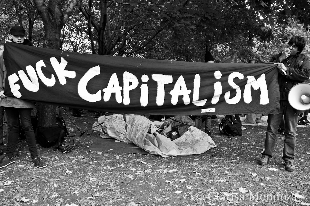 Doi naufragiati in trei variante: egoist capitalista, socialista si keynesiana